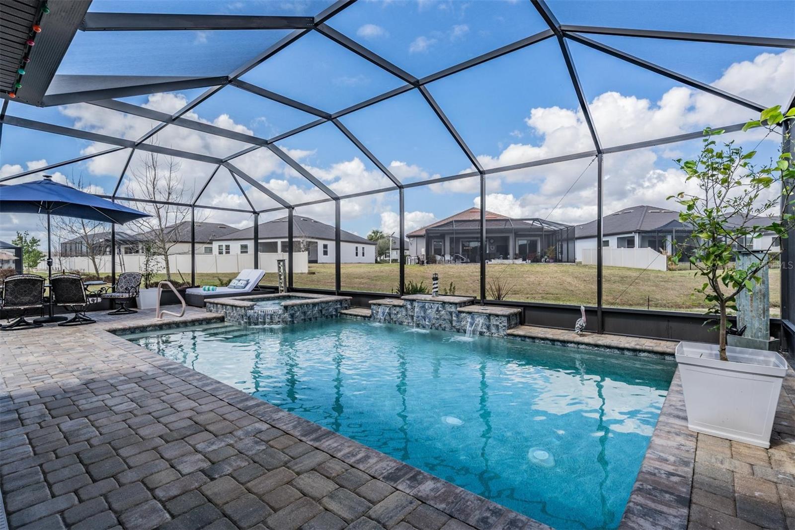 Saltwater pool w/ 8X8 Spa!