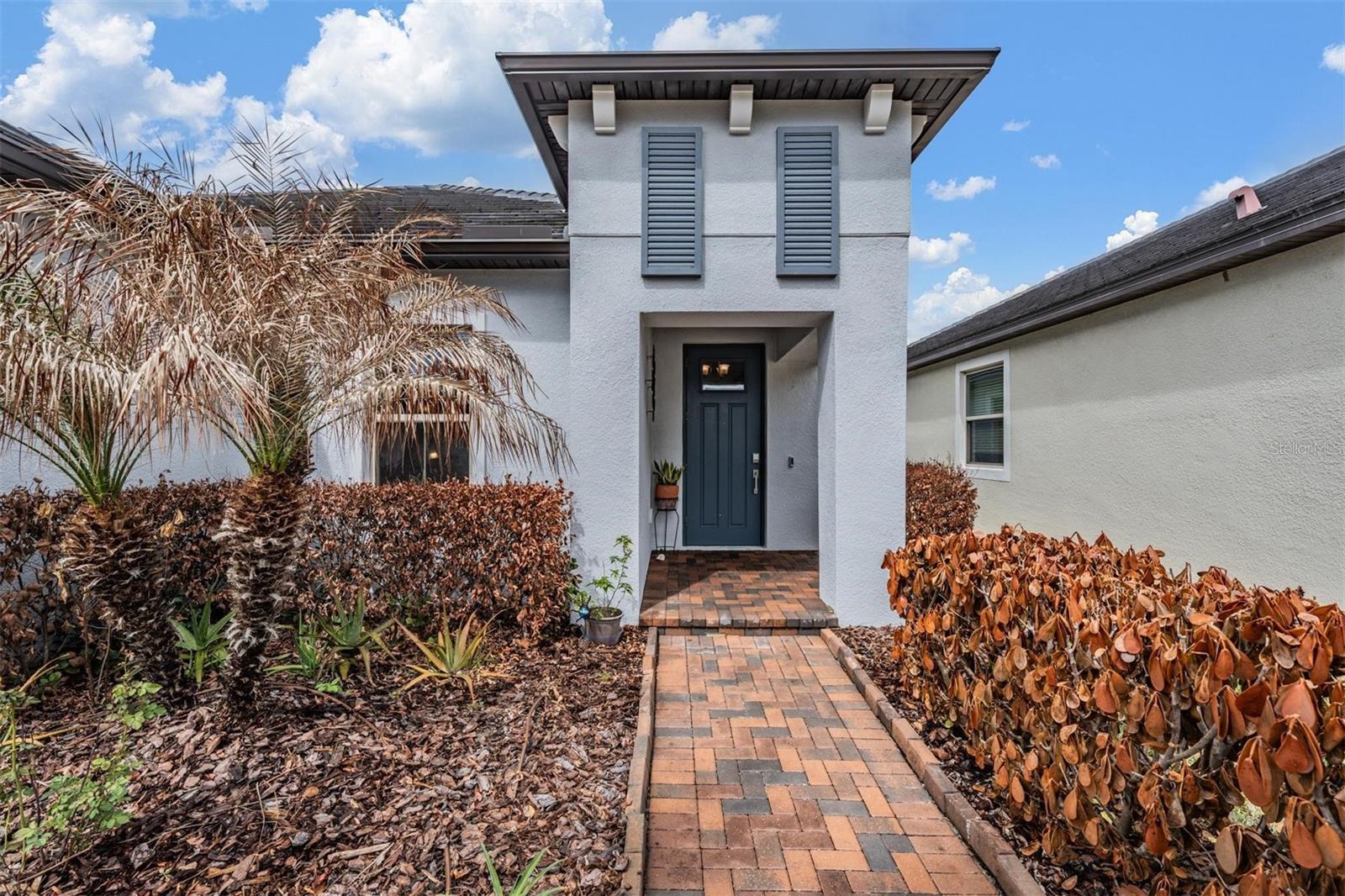 Covered front porch!