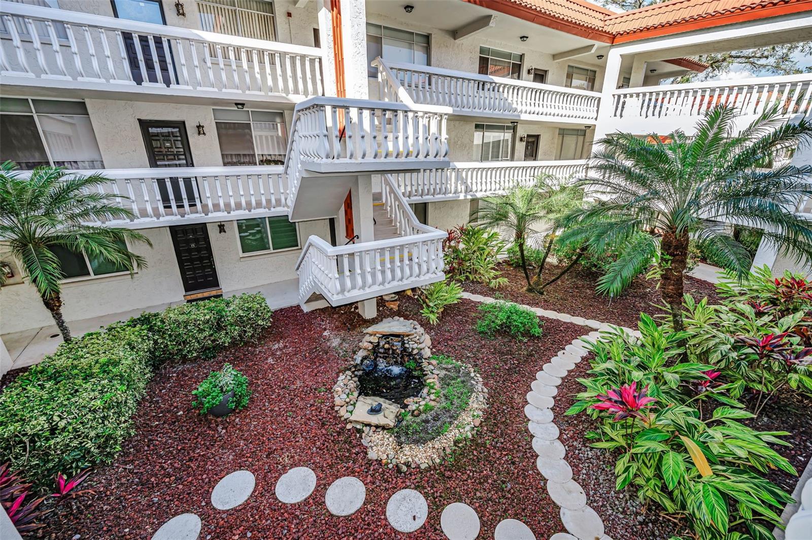 GORGEOUS COURTYARD LANDSCAPING
