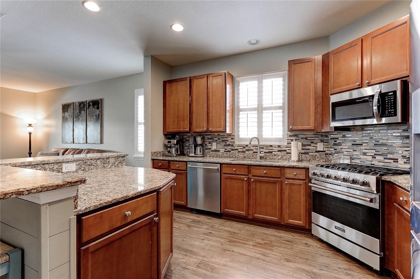 Kitchen Features Viking Gas Range