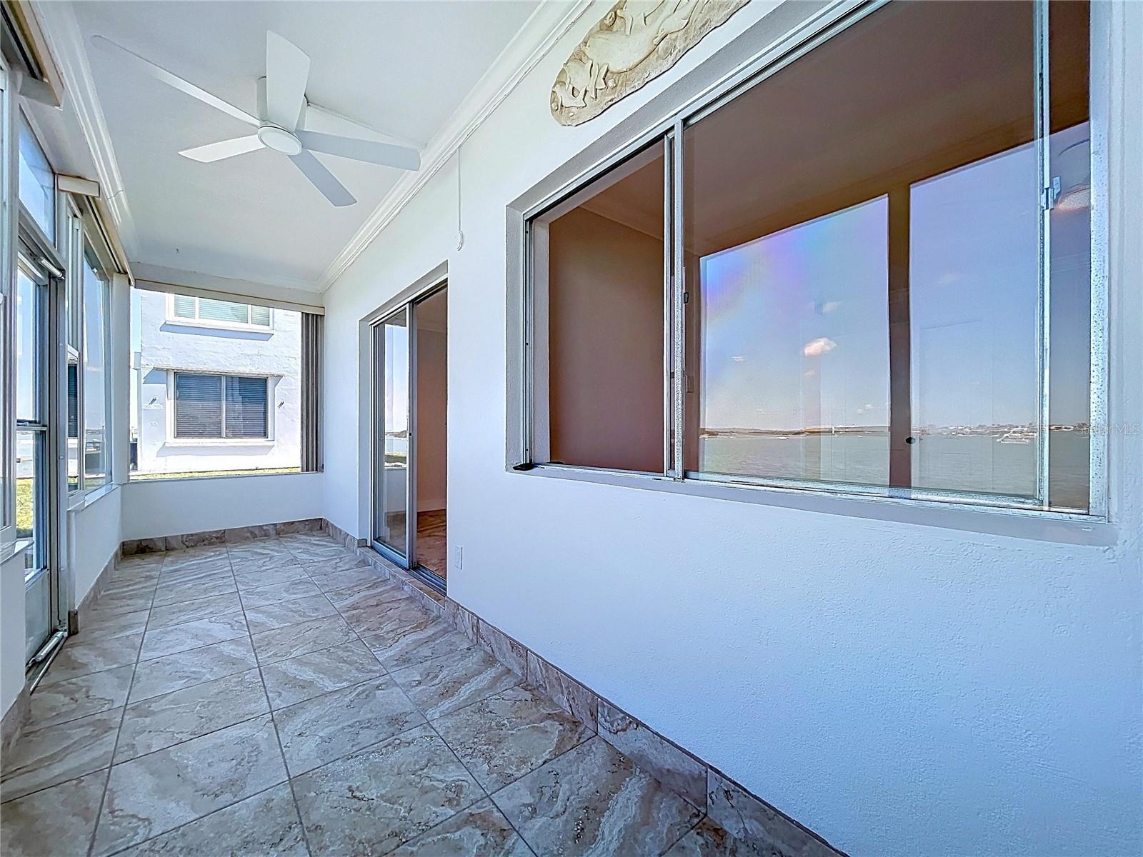 Sip morning coffee or evening cocktails while watching the sea life play.