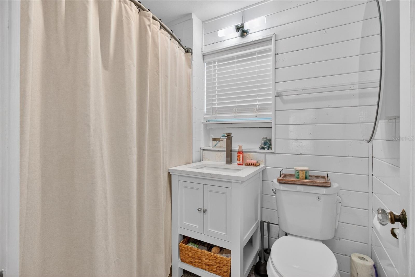 Castle upstairs bath with tub/shower