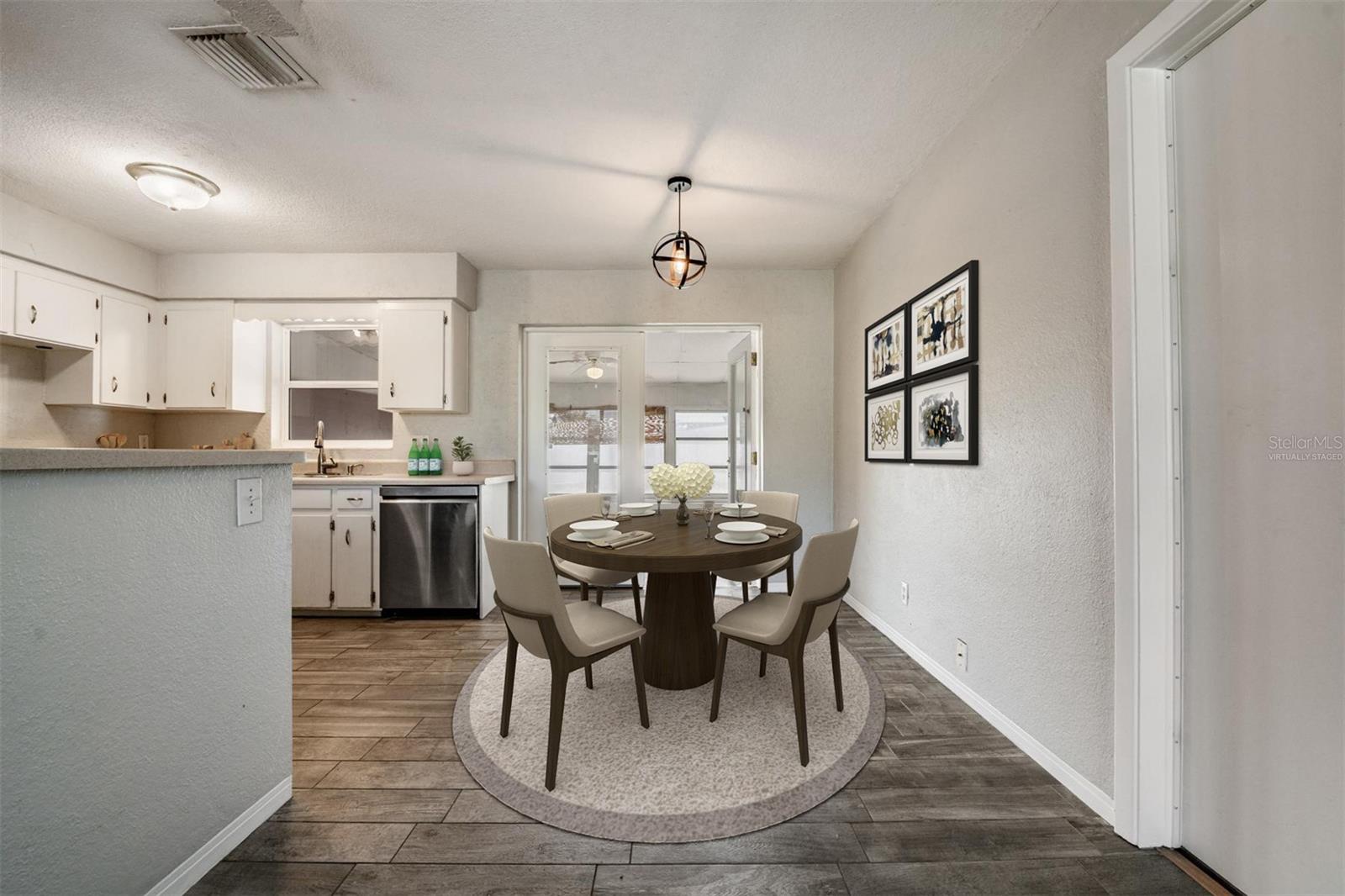 Dining area virtually stagedd