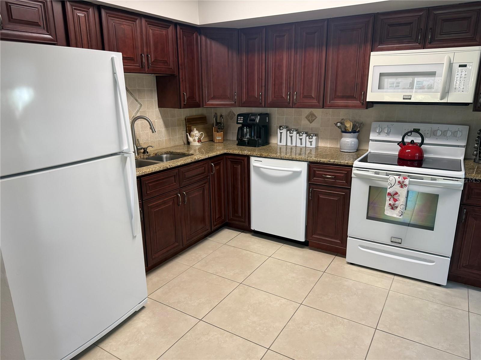 Wood cabinets with matching color appliances