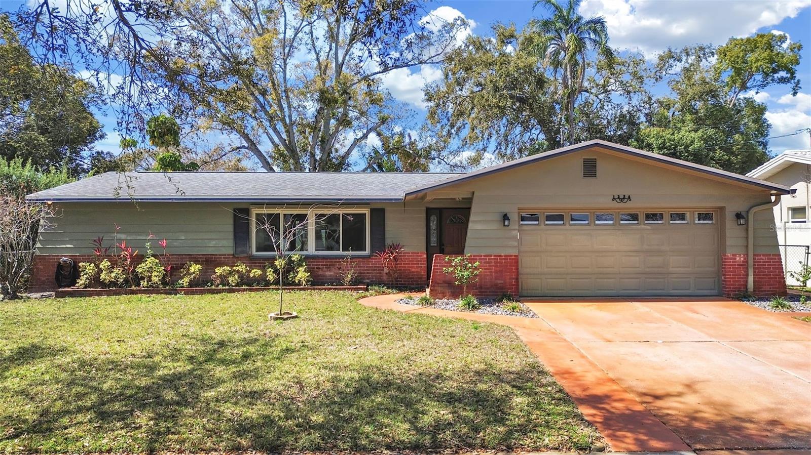 Sprawling ranch style home with great curb appeal and 2-Car Garage!
