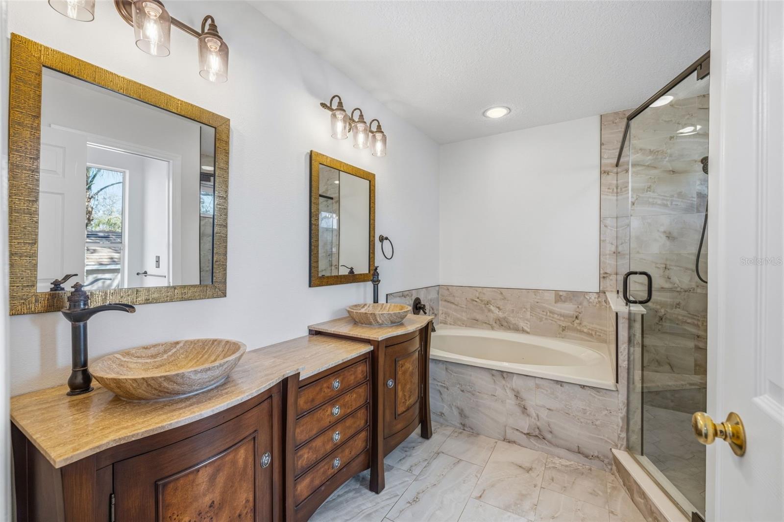 Main bedroom en-suite Bathroom