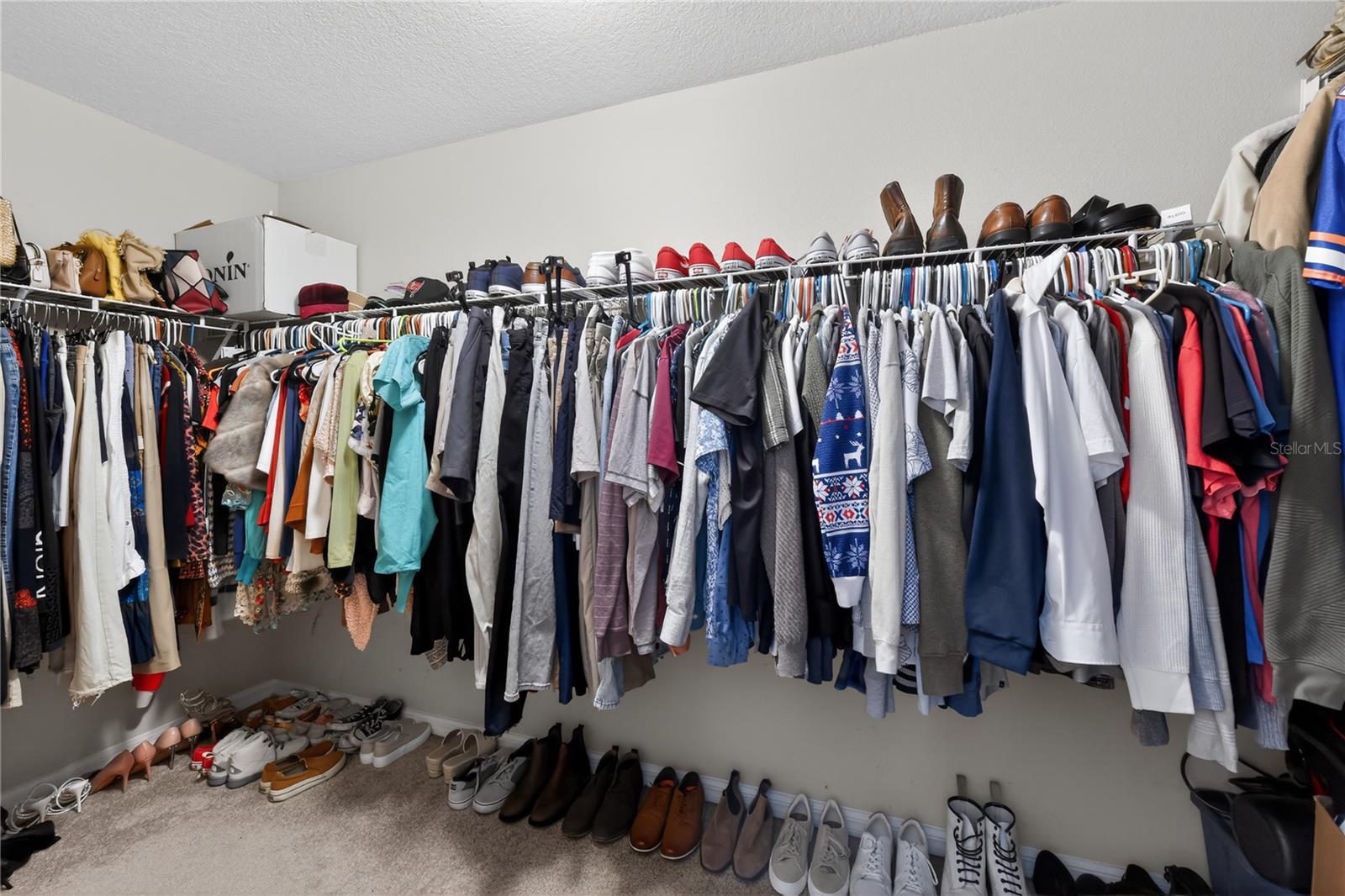 WALK IN CLOSET