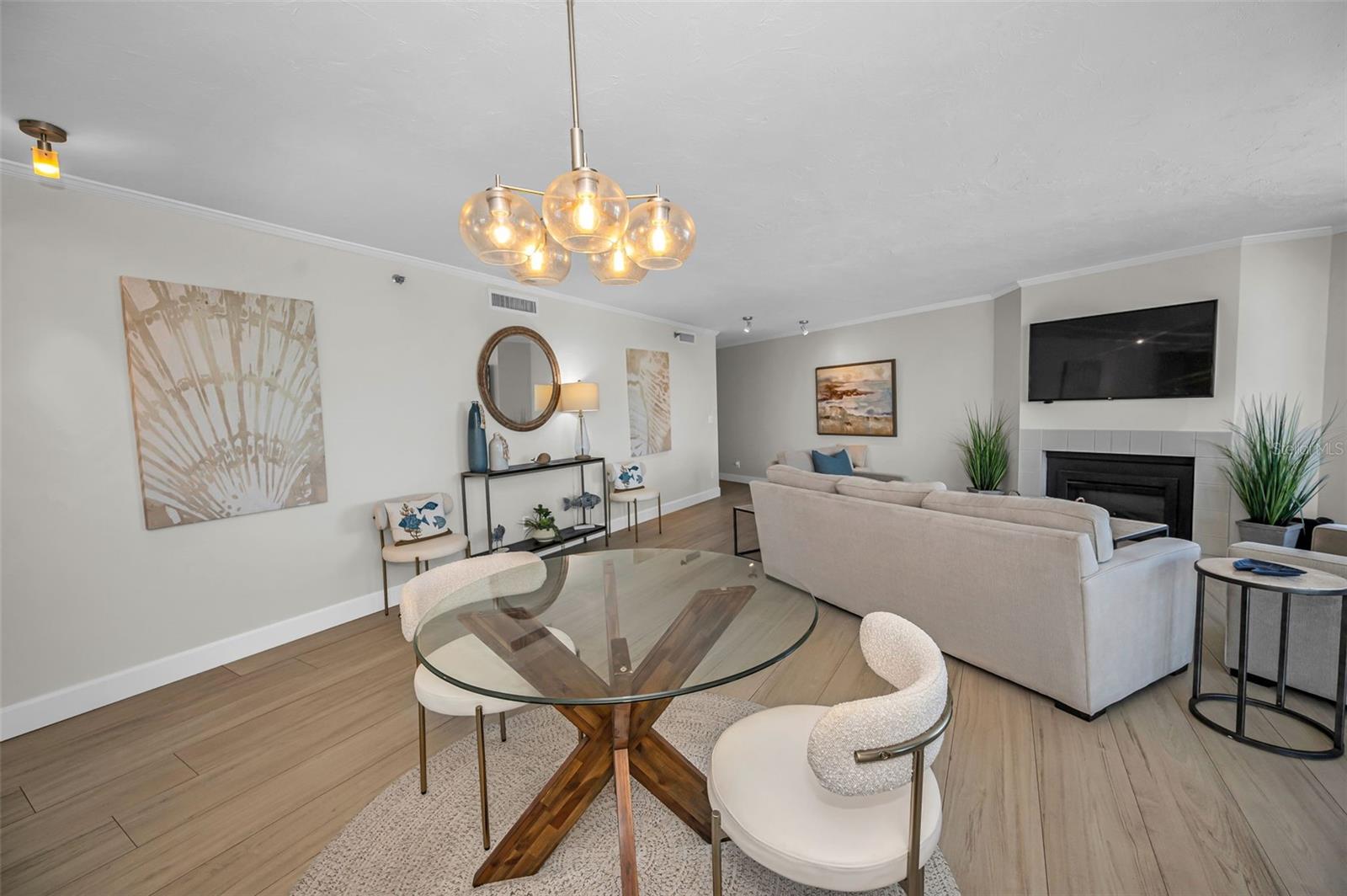 Dining area off the Living room and kitchen