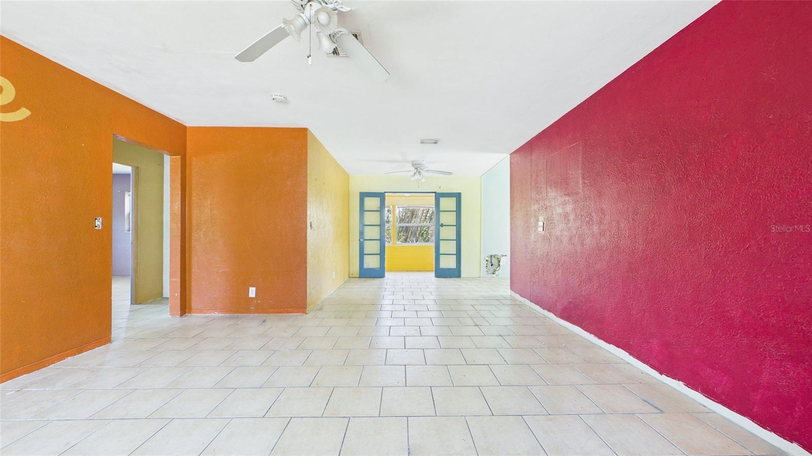 Enter into a bright, spacious living room 15' x 15'