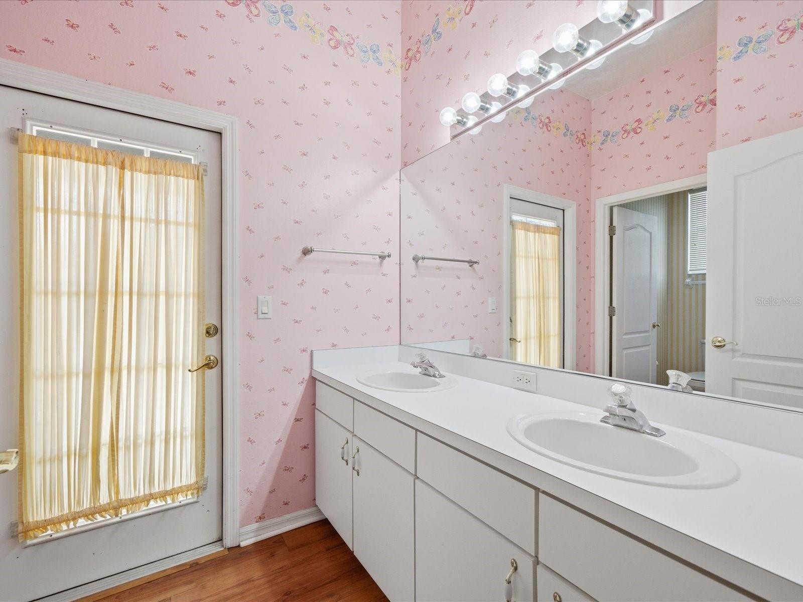 Bathroom #2/Pool bath