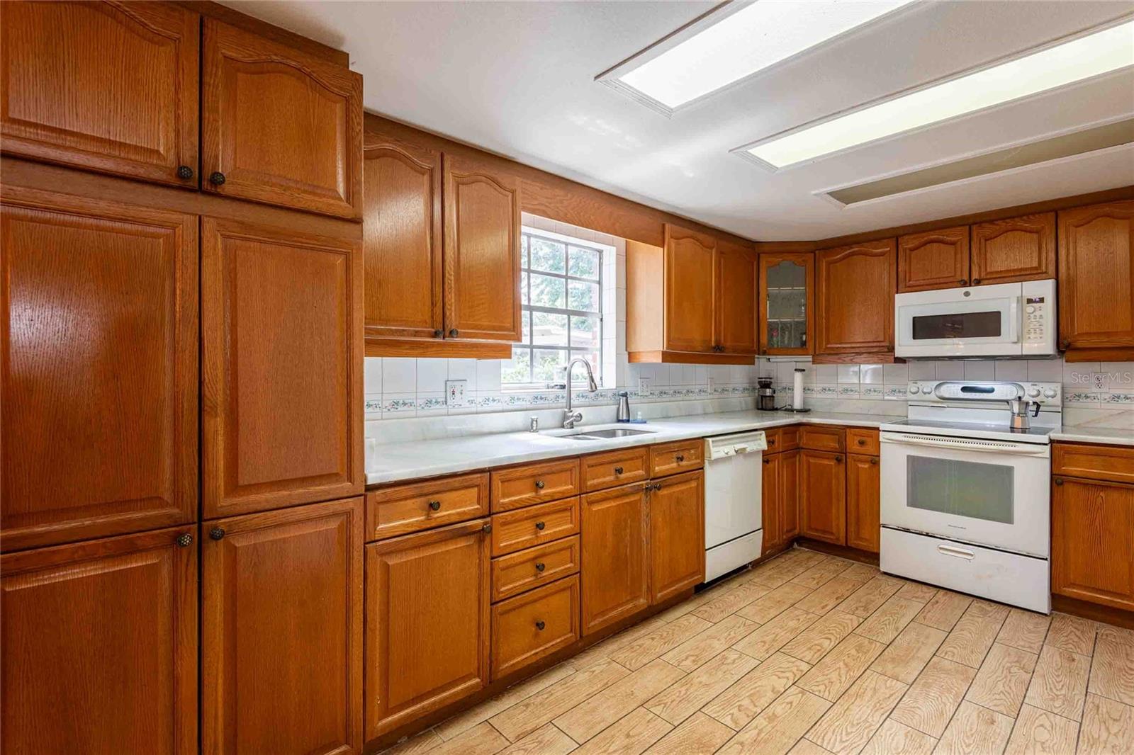 SPACIOUS KITCHEN WITH LOTS OF CABINETS.