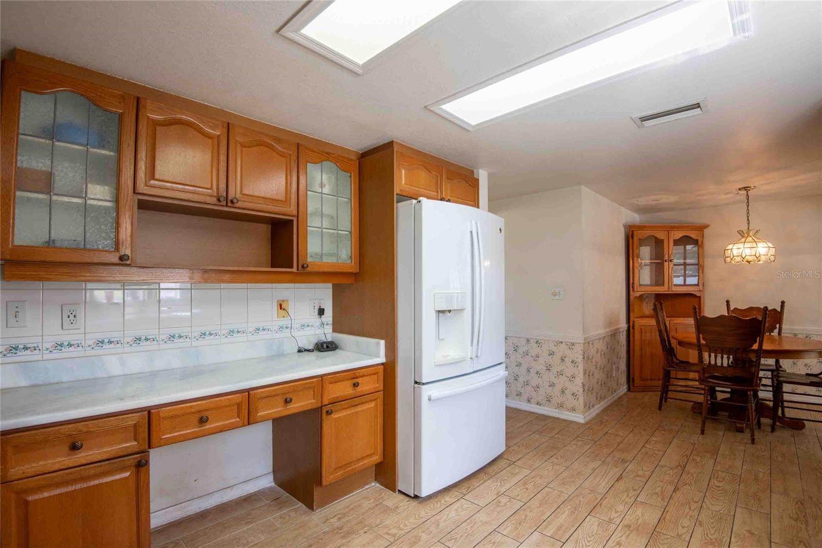 LOTS OF COUNTER SPACE!