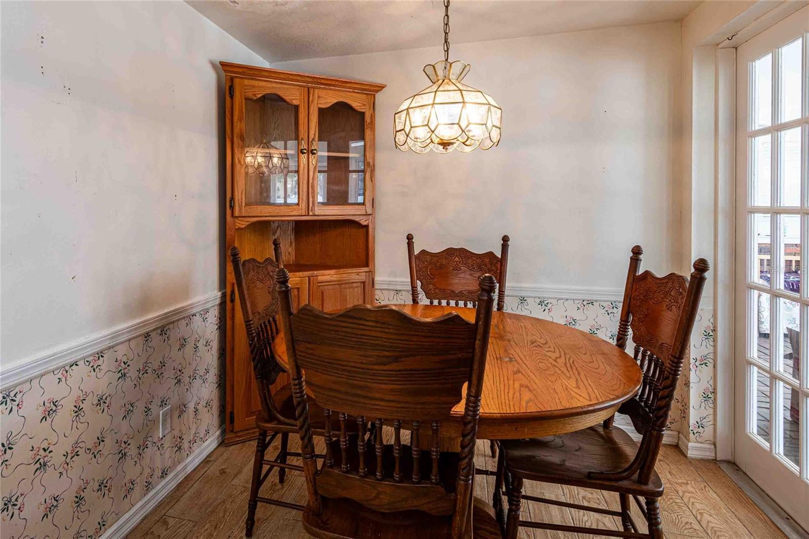 KITCHEN BREAKFAST NOOK.
