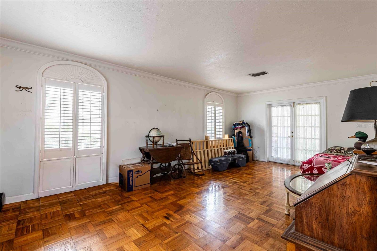 LARGE LIVING ROOM WITH LOTS OF NATURAL LIGHT!