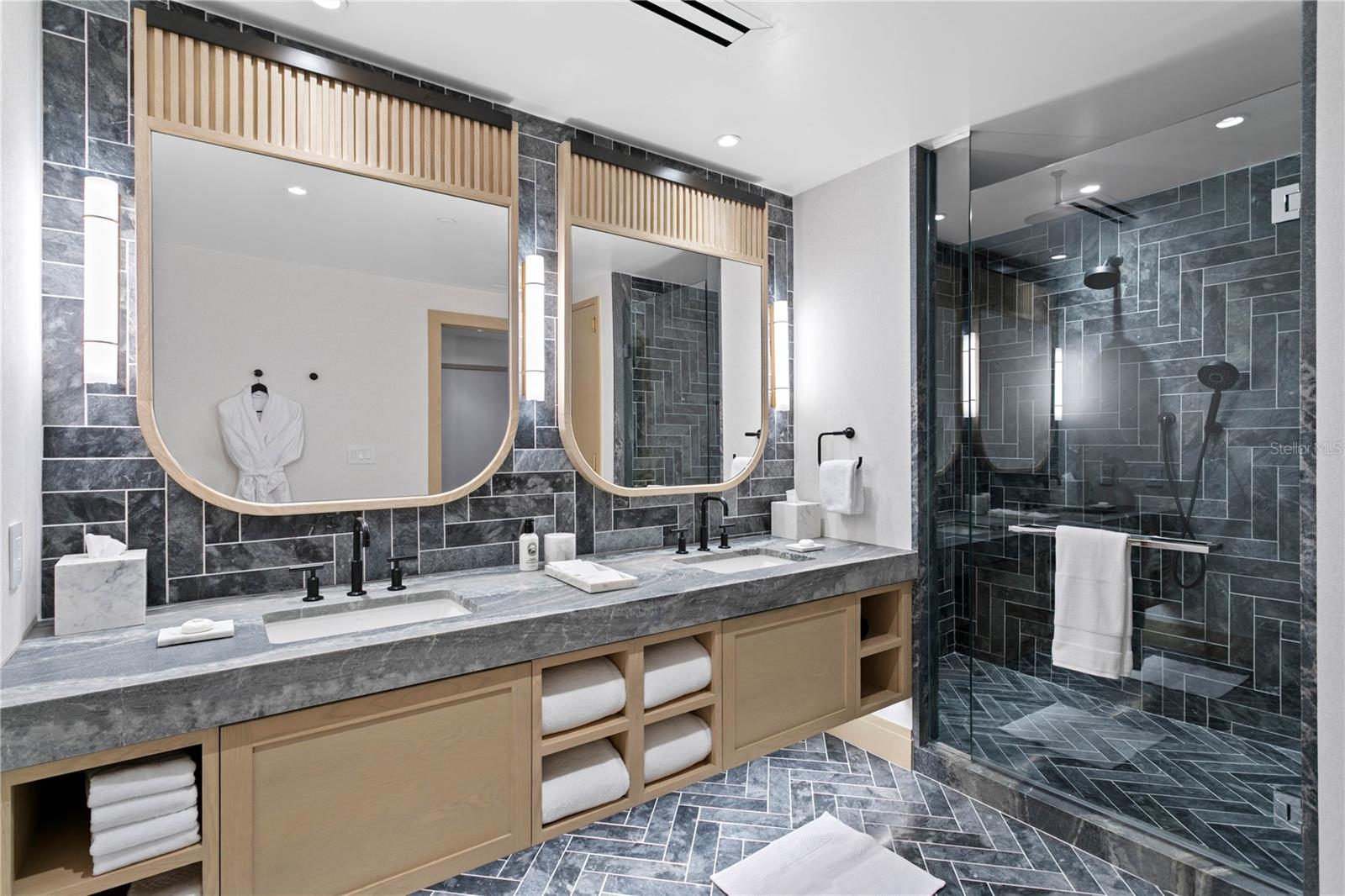 2 luxurious guest suites