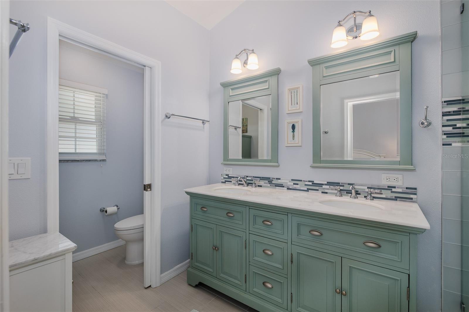 Ensuite bath to primary suite