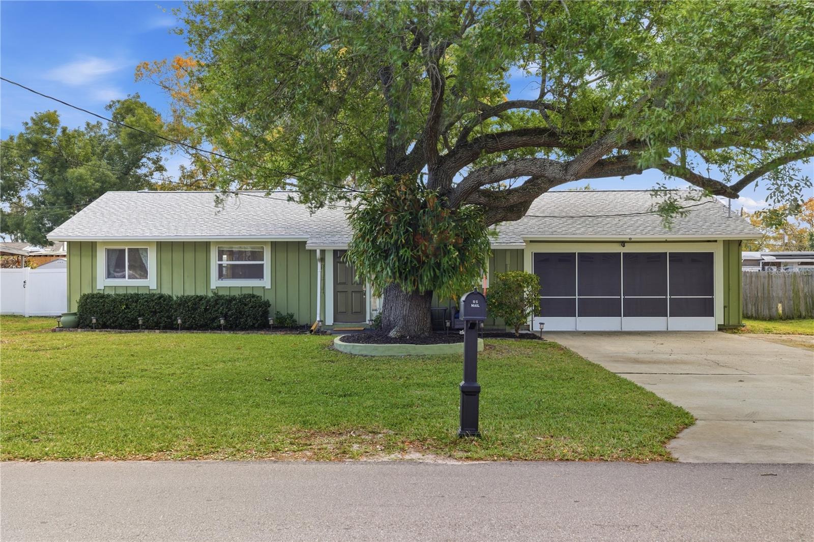 Welcome home to 10776 124th Ave in Seminole