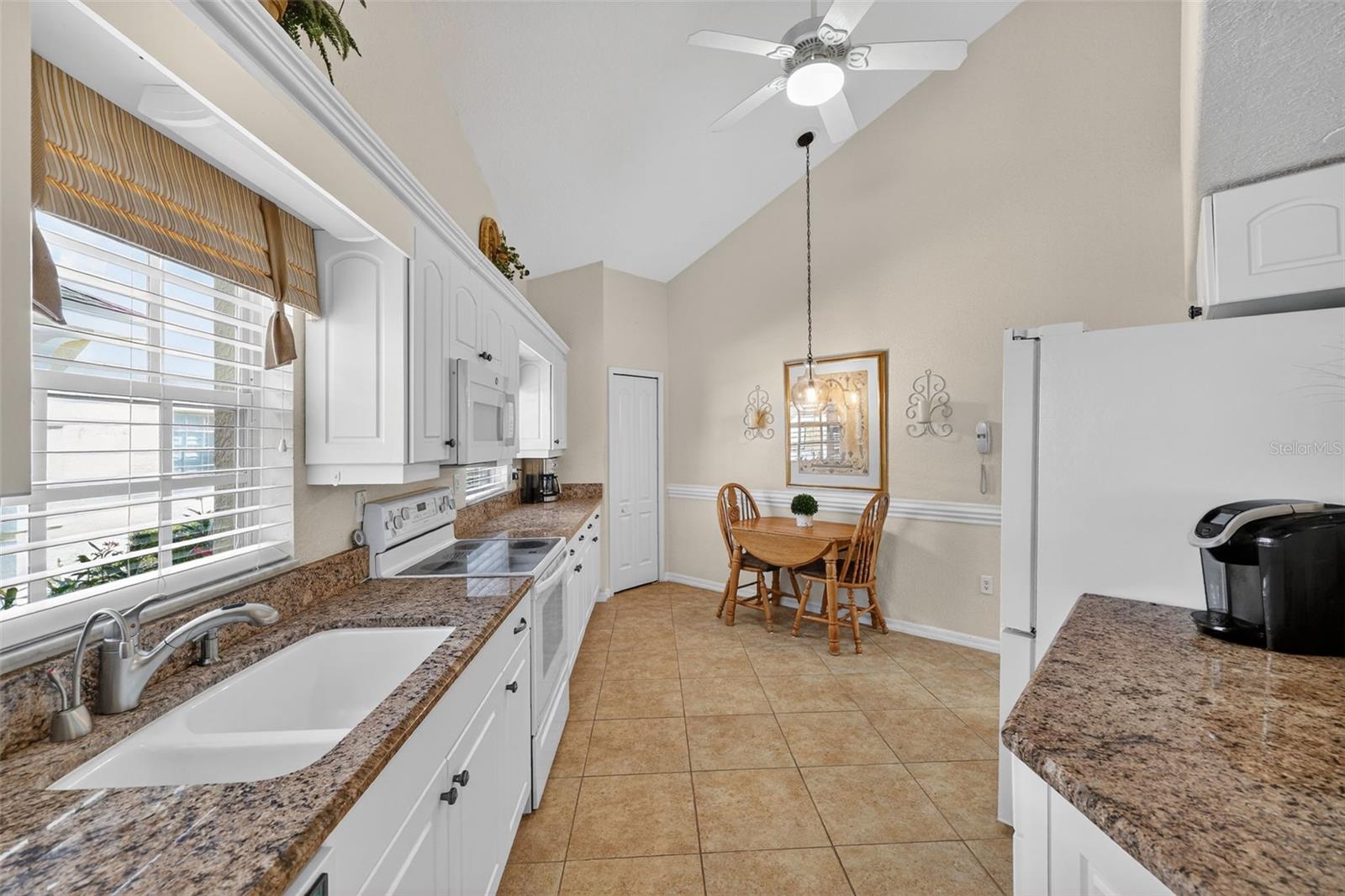 Kitchen/Eat-in space