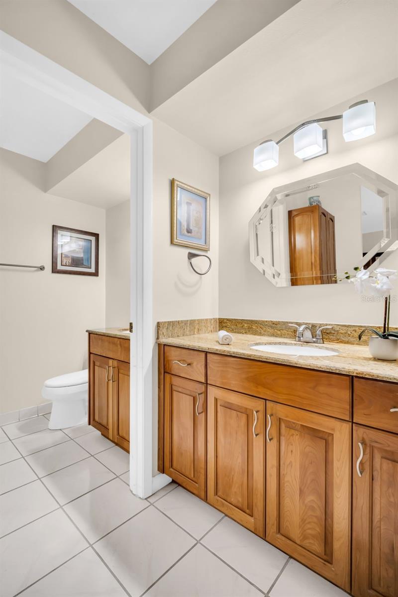 Dual sinks & a private bath~