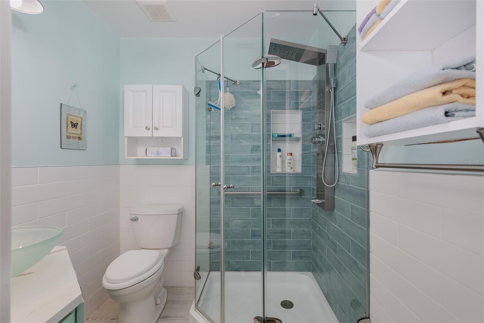 Primary bedrooms en suite bath