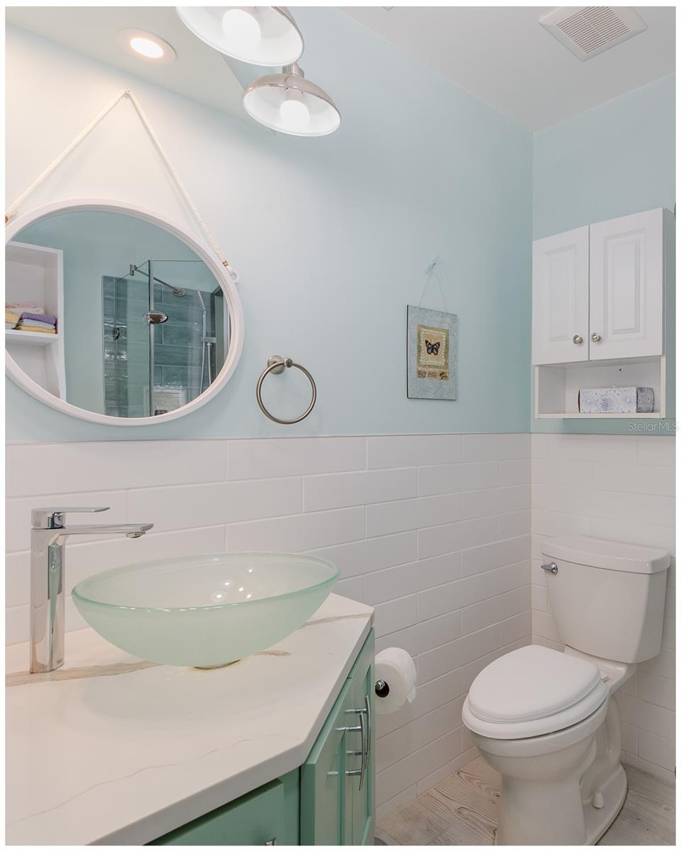 Primary bedrooms en suite bath