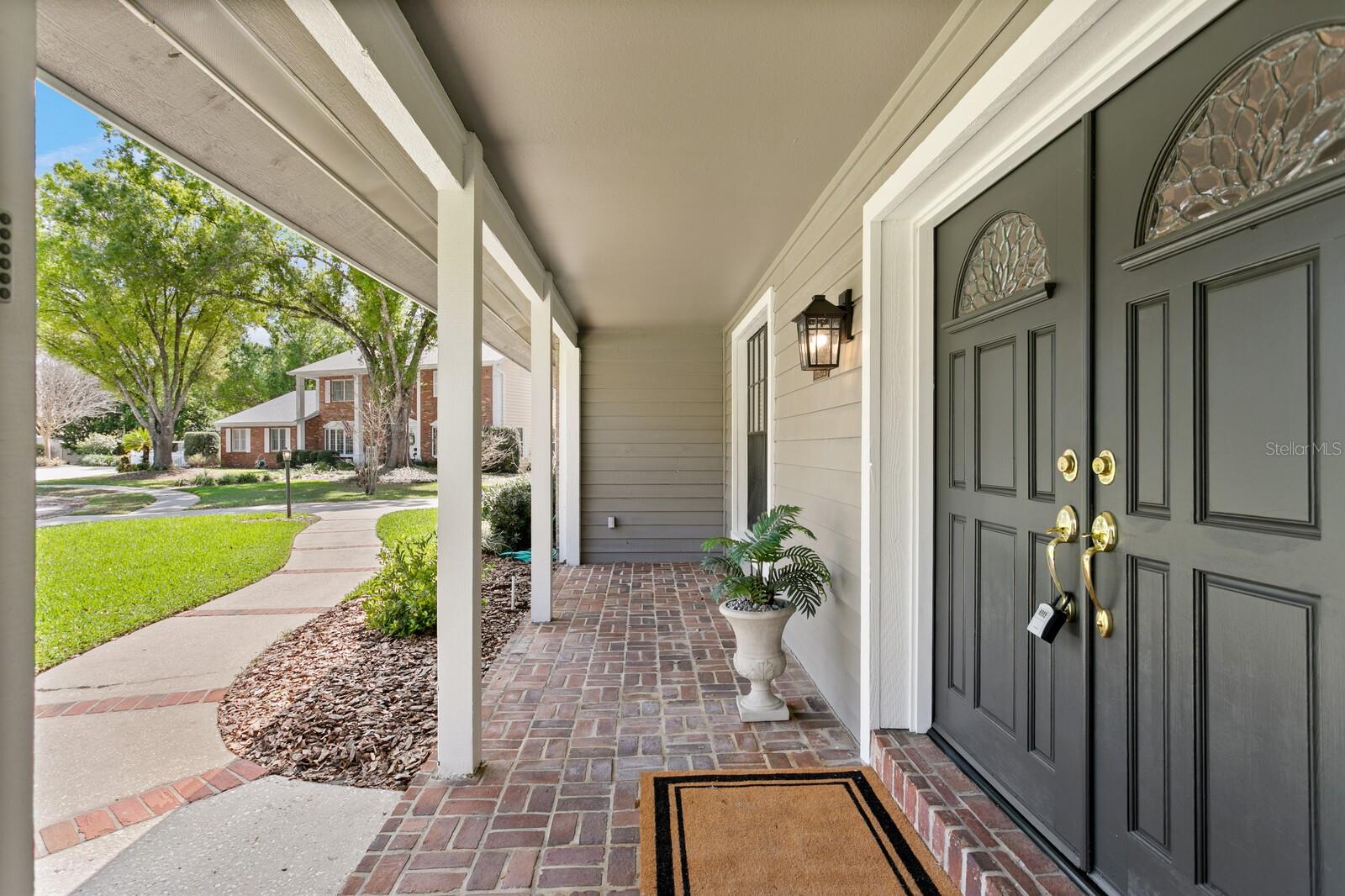 Beautiful Veranda on your Cul-De-Sac Street