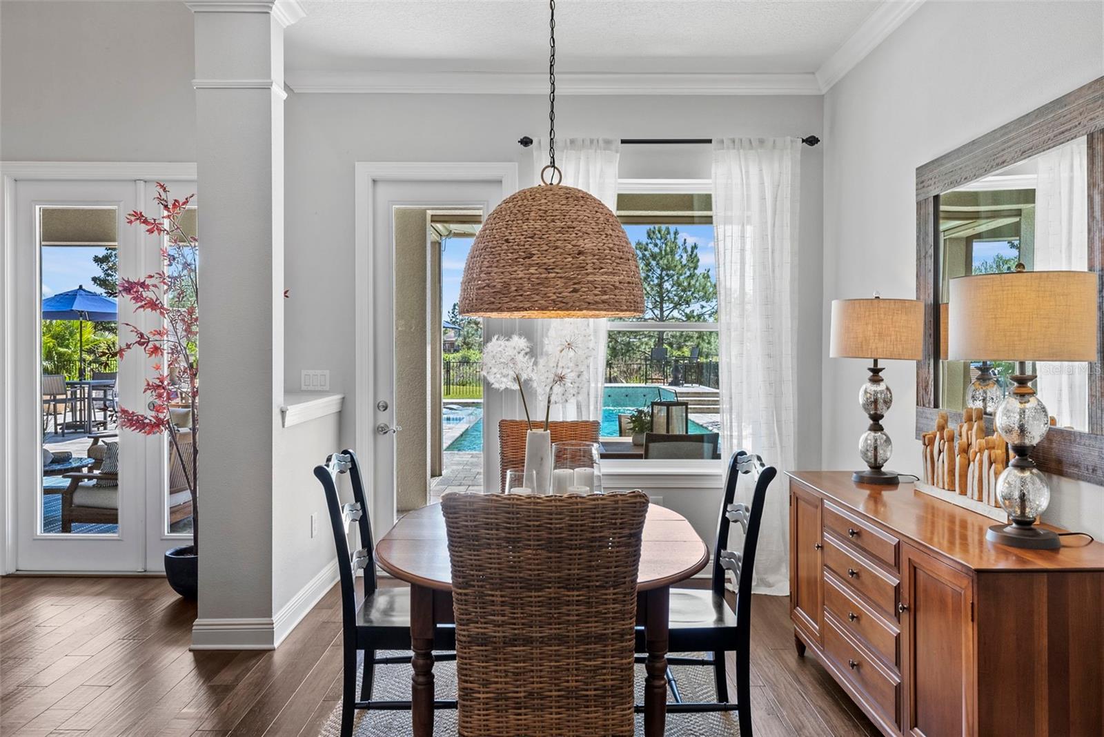 Eat in space in kitchen area