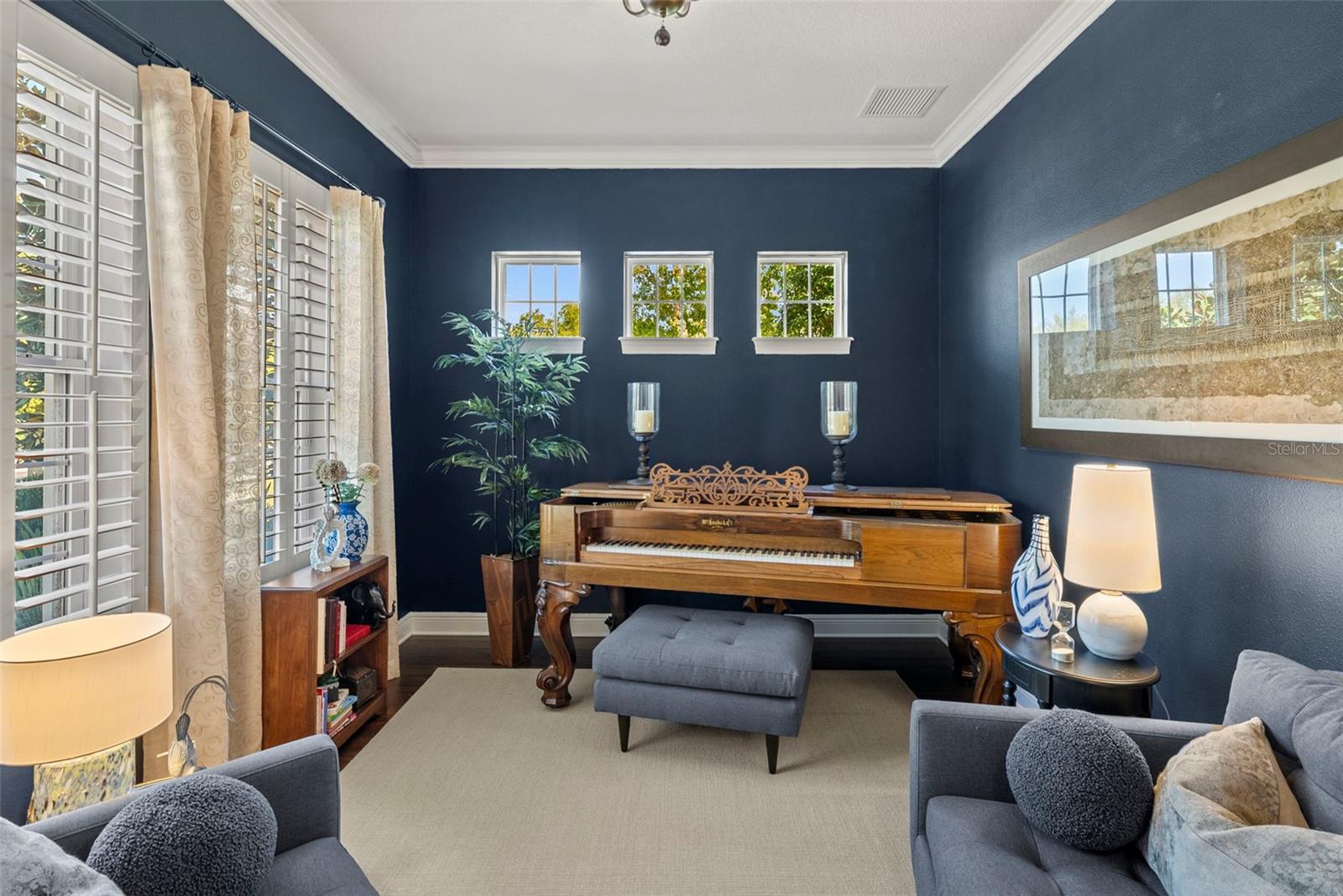 Den-Office- or Formal sitting area in the front of the home