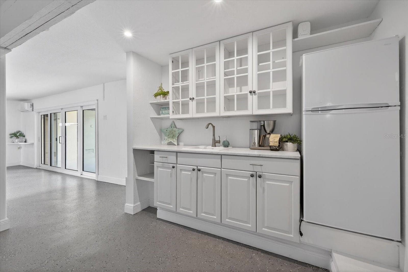 Kitchenette in one side of 3 car garage-