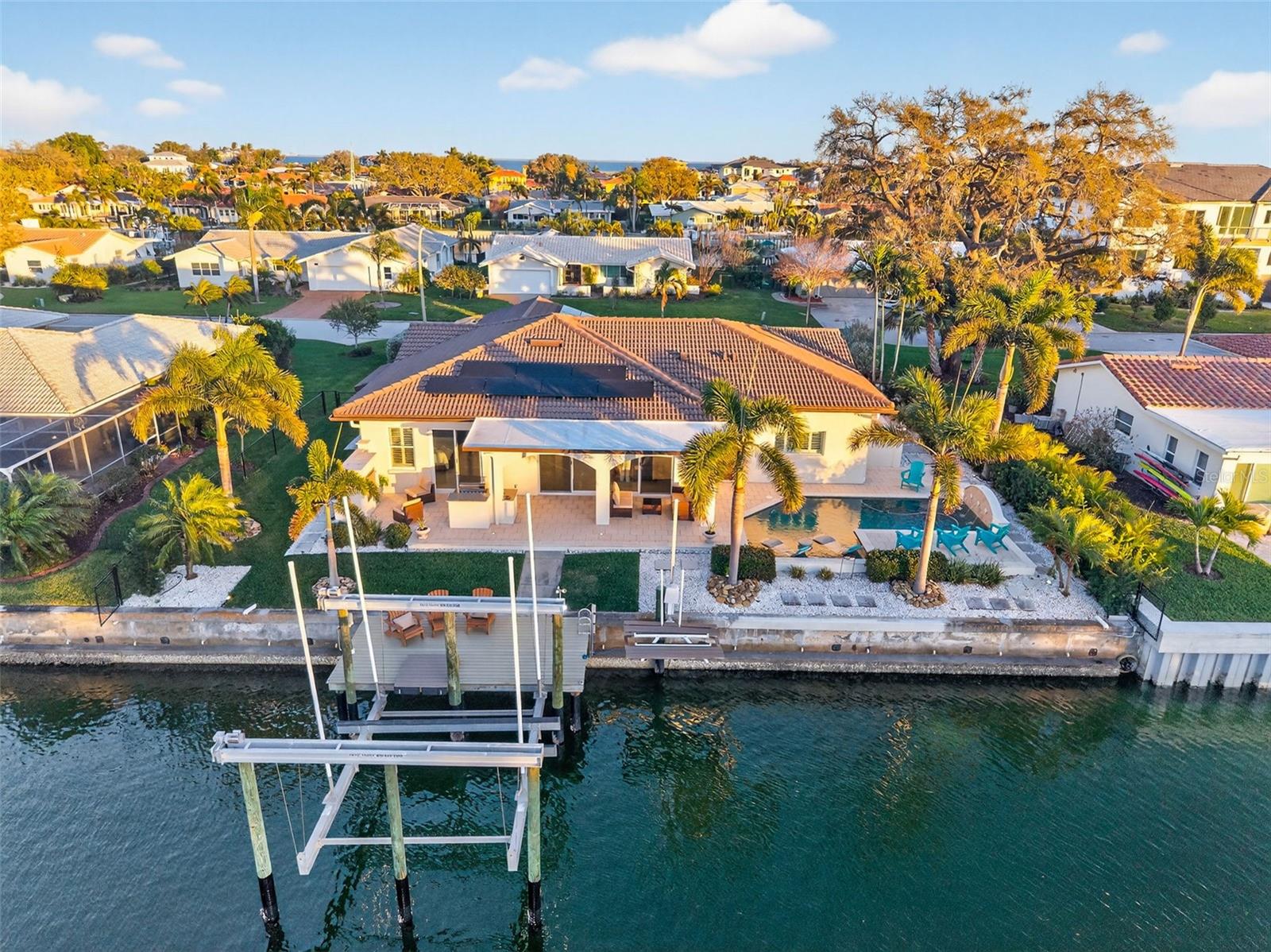 Located on a flow through canal with no bridge restrictions. An entertainer's dream.