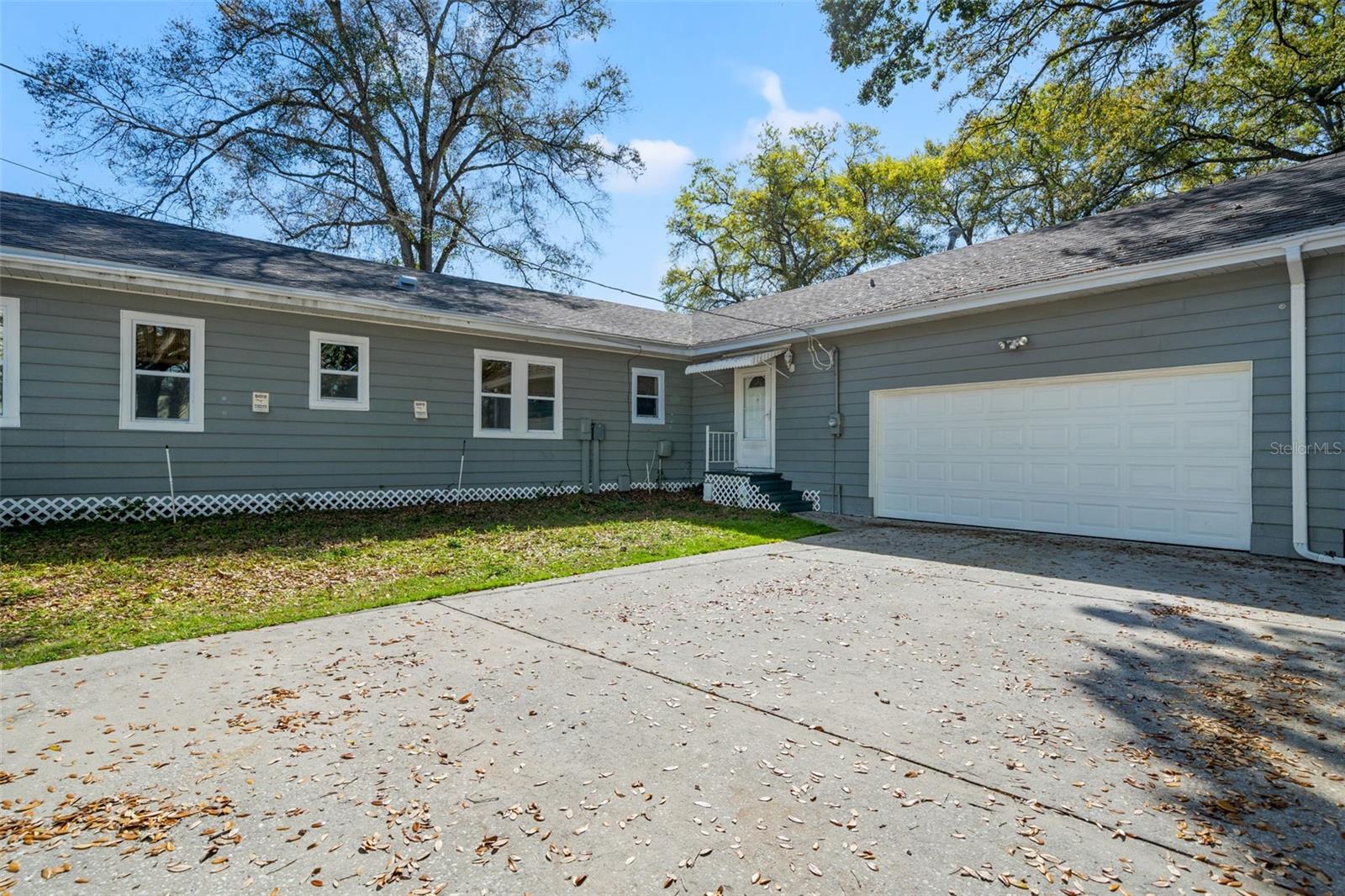 Two Car Garage - TONS of Parking. Doublot Lot