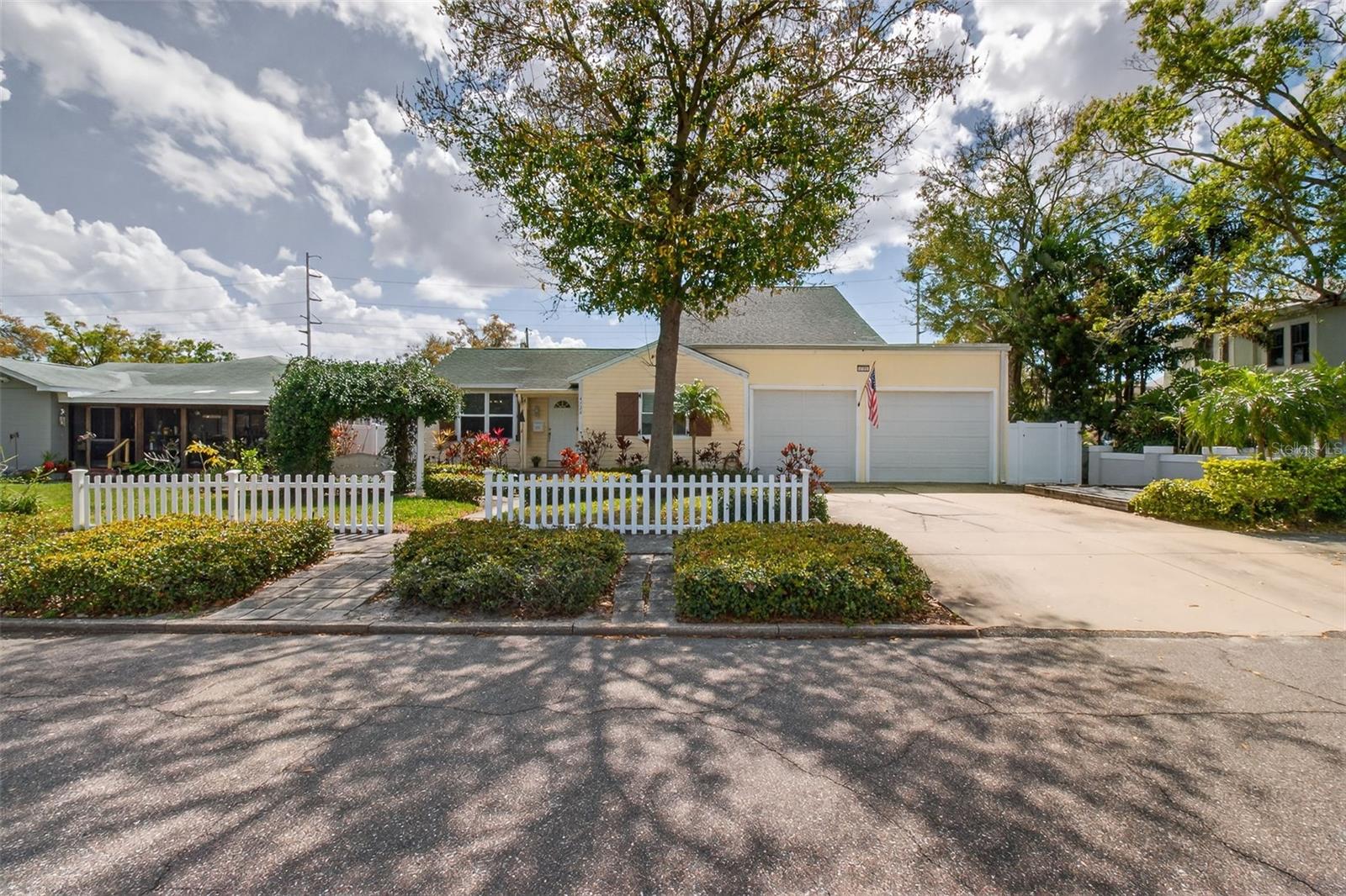 Front of home with large parking pad for multiple cars