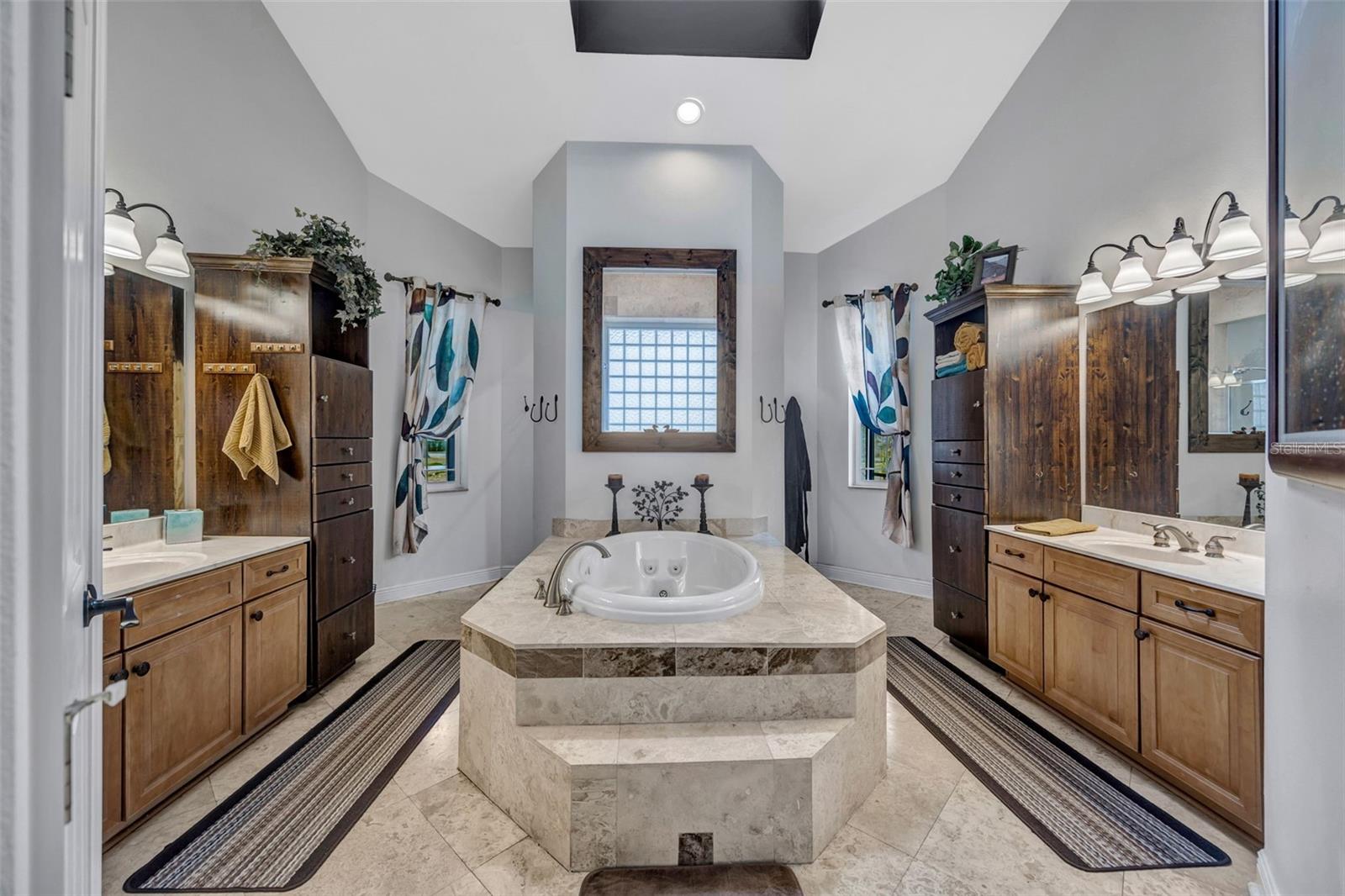 Primary En-Suite Bath