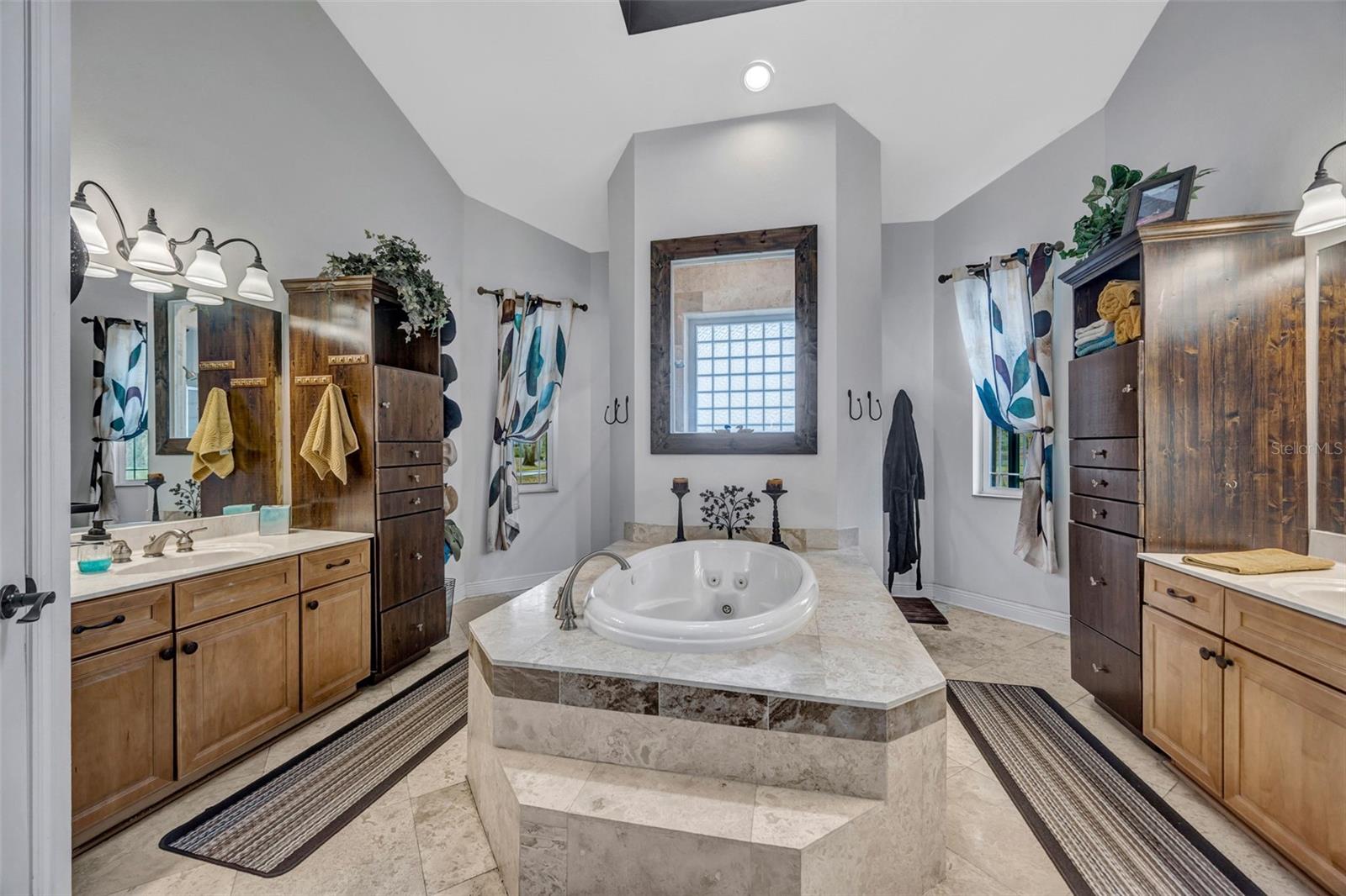 Primary En-Suite Bath