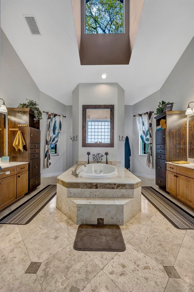 Primary En-Suite Bath