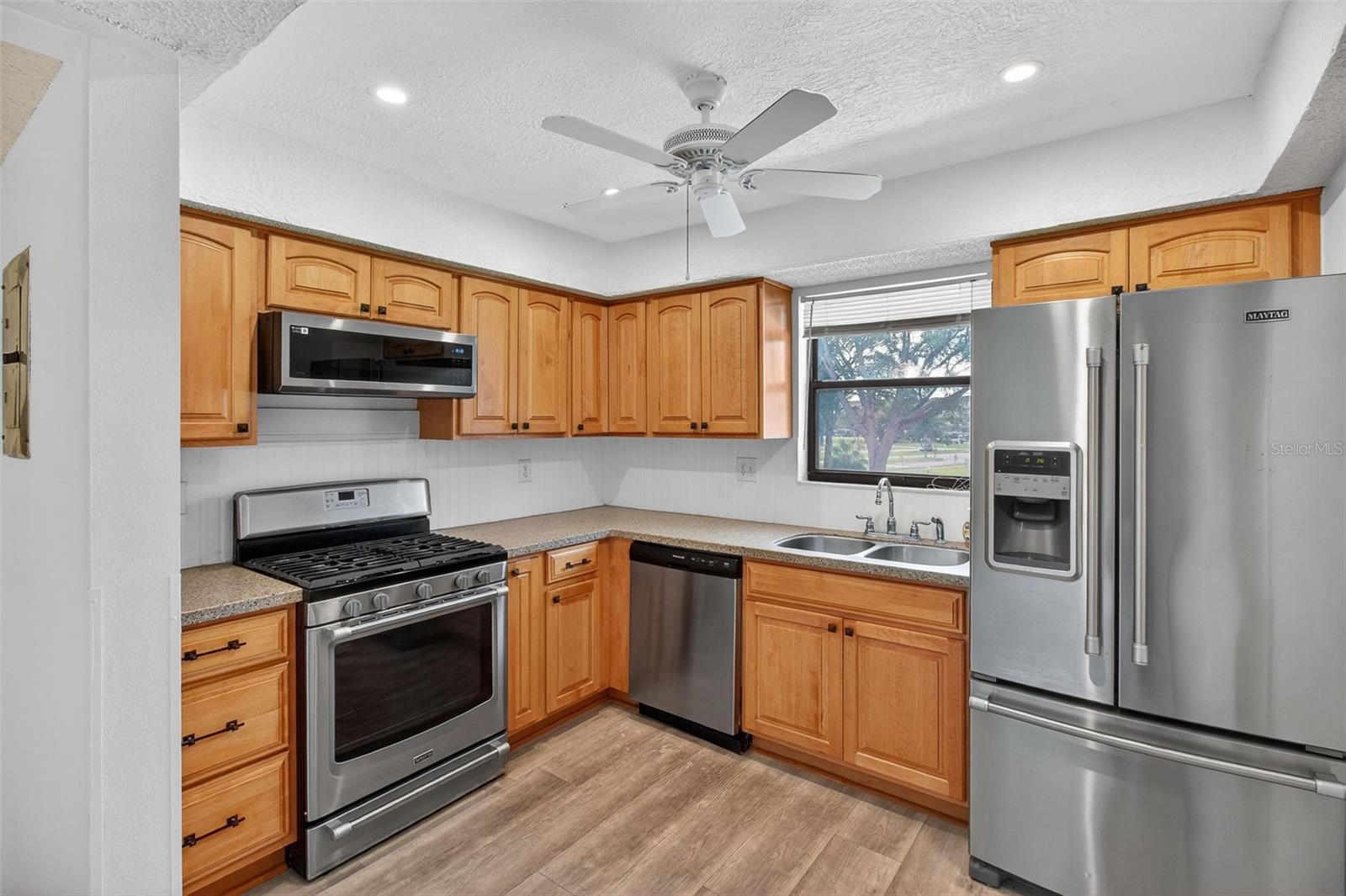 Kraftmaid kitchen cabinets and stainless steel appliances!