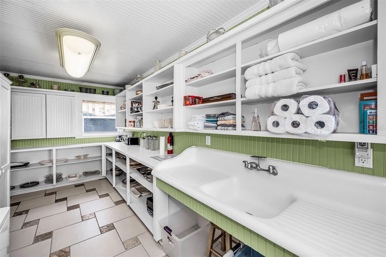 Butler's Pantry/ Laundry