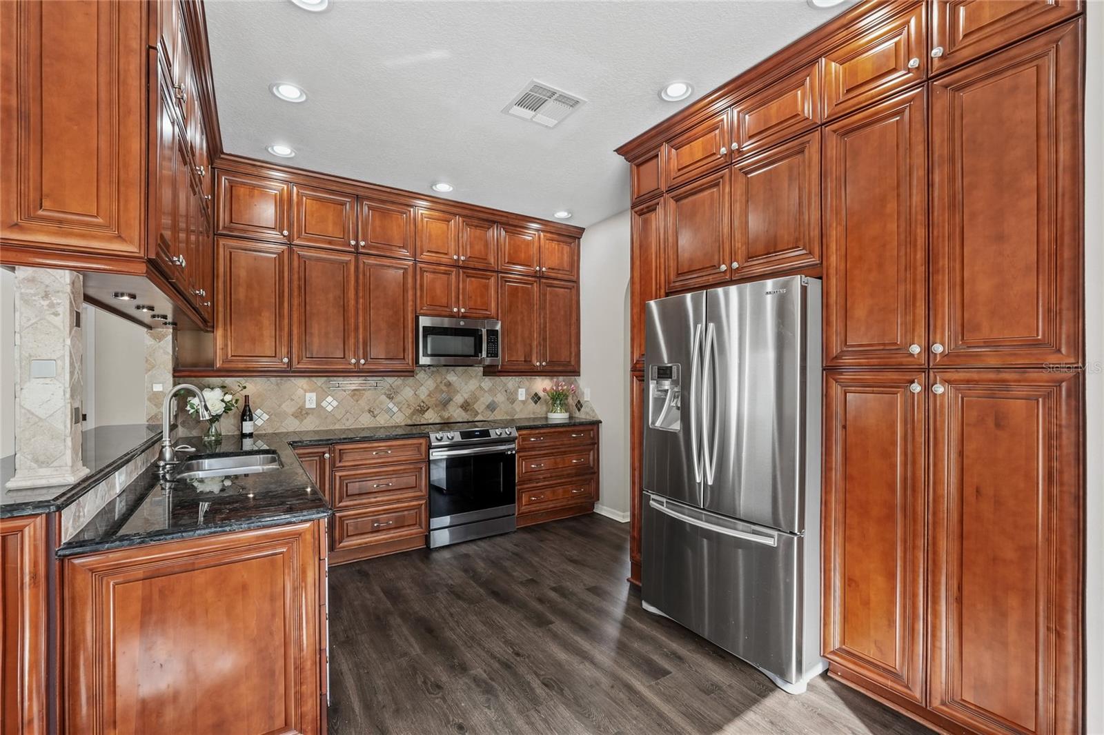 Abundance of cabinets!