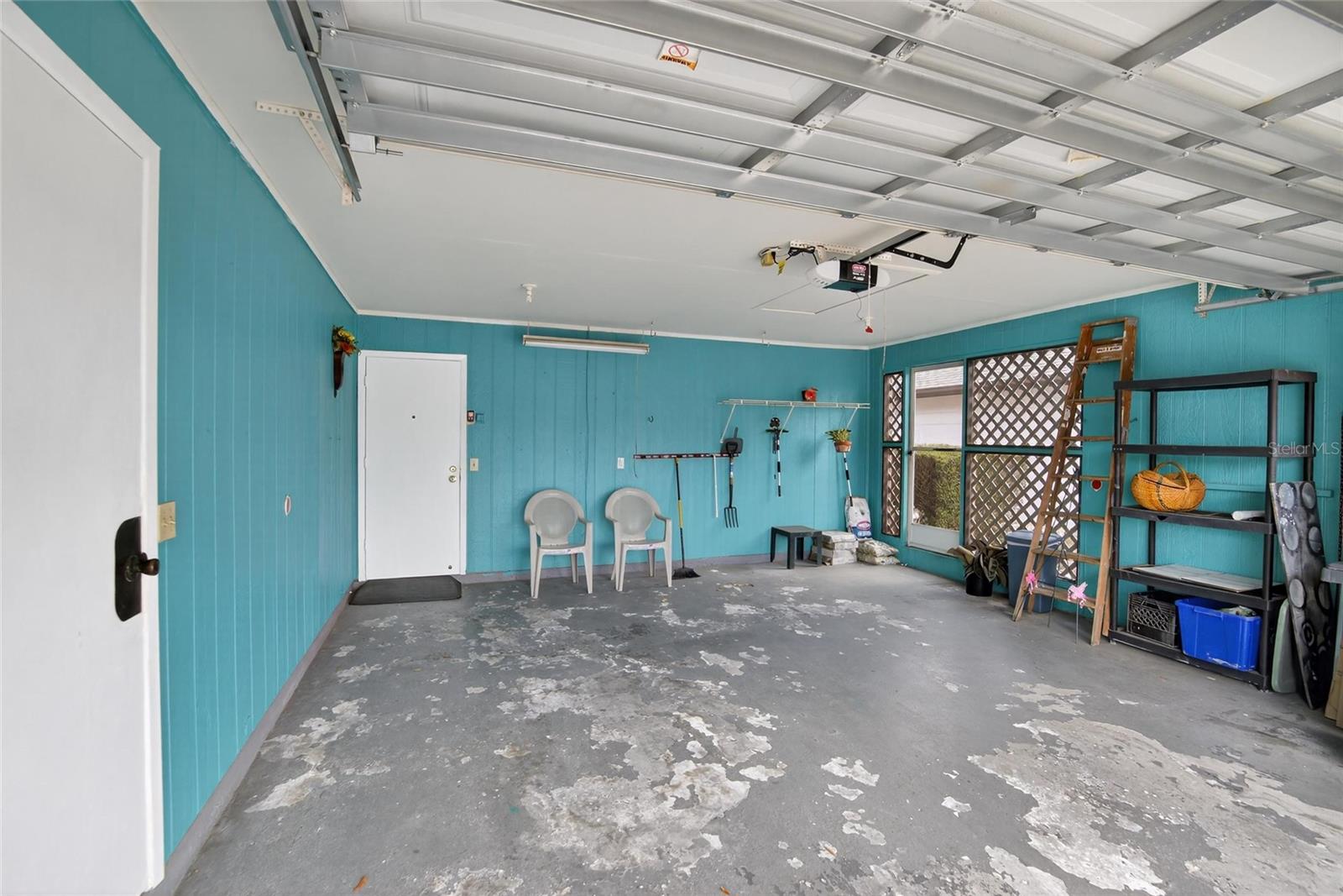 partial screen on side of garage