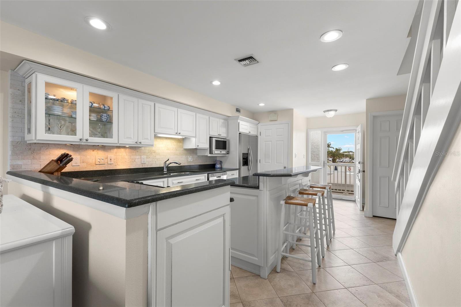 KITCHEN WITH BREAKFAST BAR