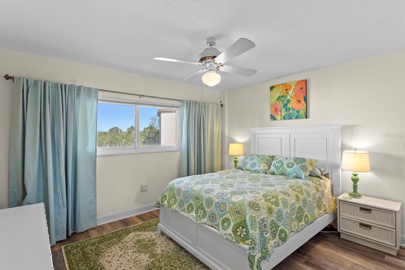 BR 2 Nice big window