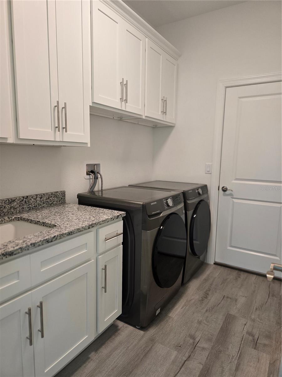 NICE SIZE LAUNDRY ROOM