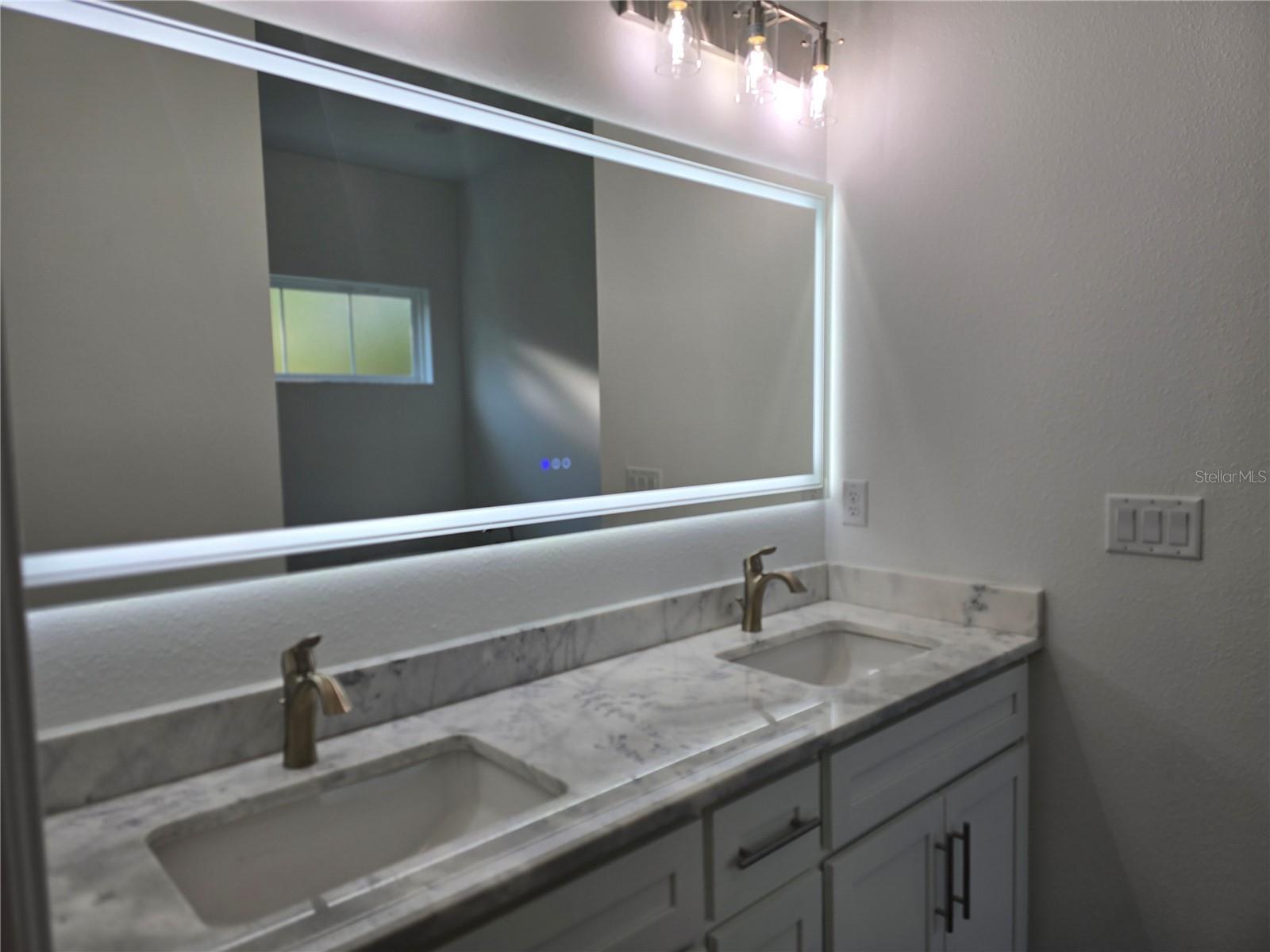 LIGHT-UP MIRROR