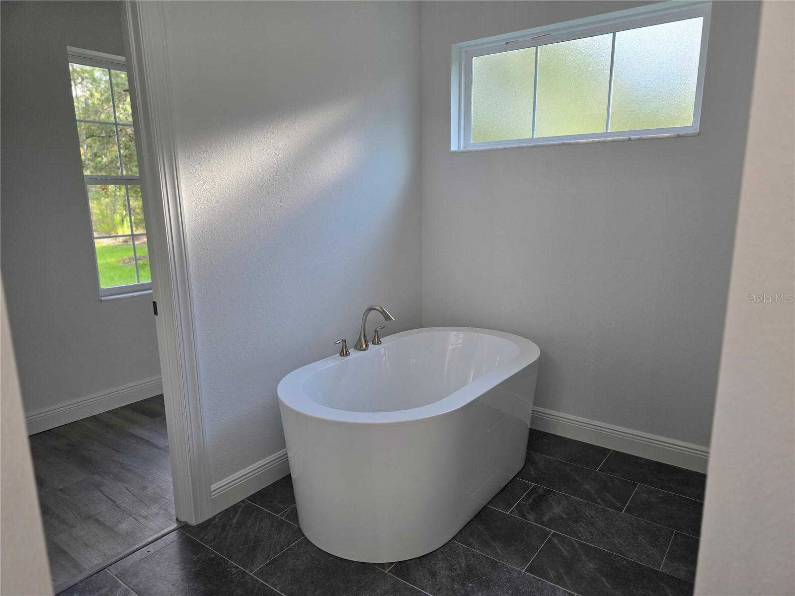 SOAKER BATH TUB