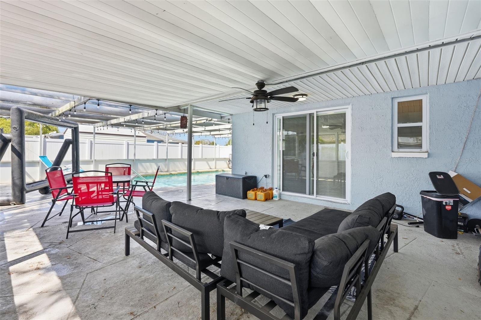 1000 sq ft of Screened in Lanai!