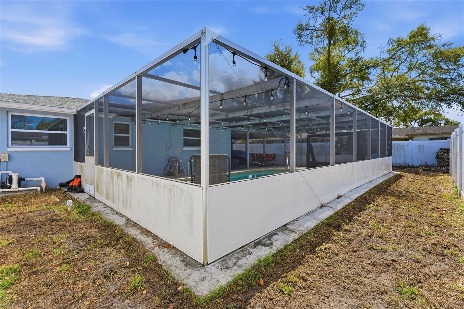 1000 sq ft of Screened in Lanai!
