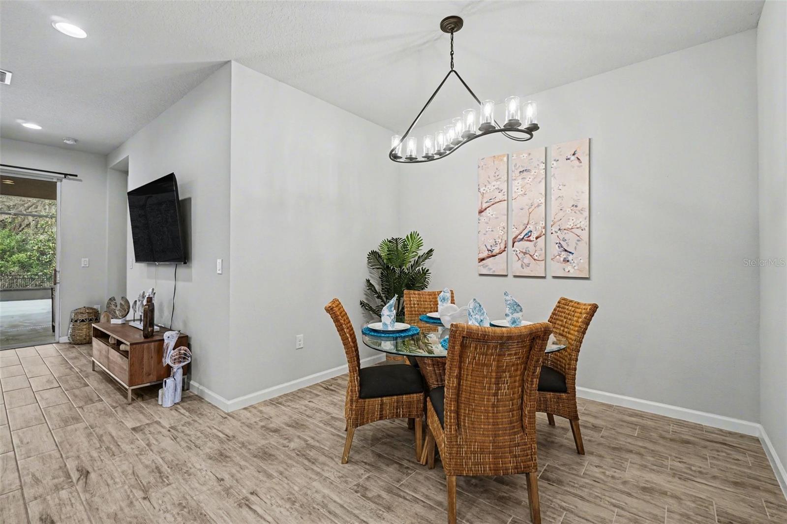 Lovely inset dining room - accommodates different table shapes and sizes.