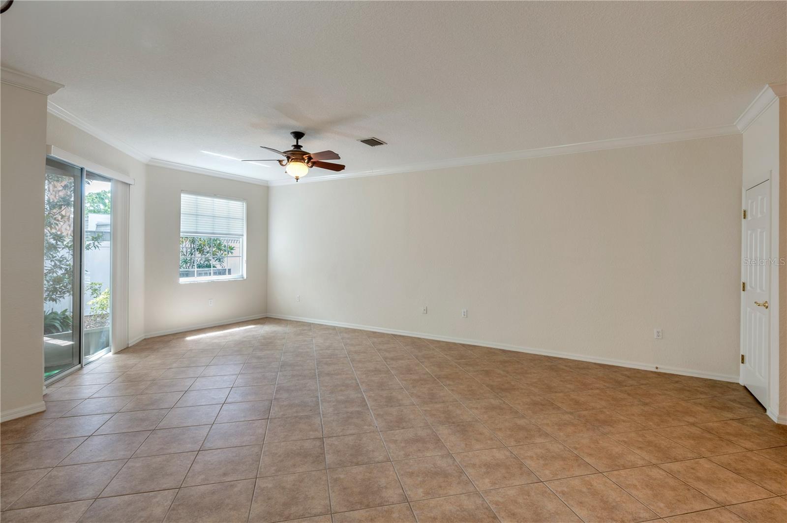 Great Rm w/Sliders to Screened Lanai!