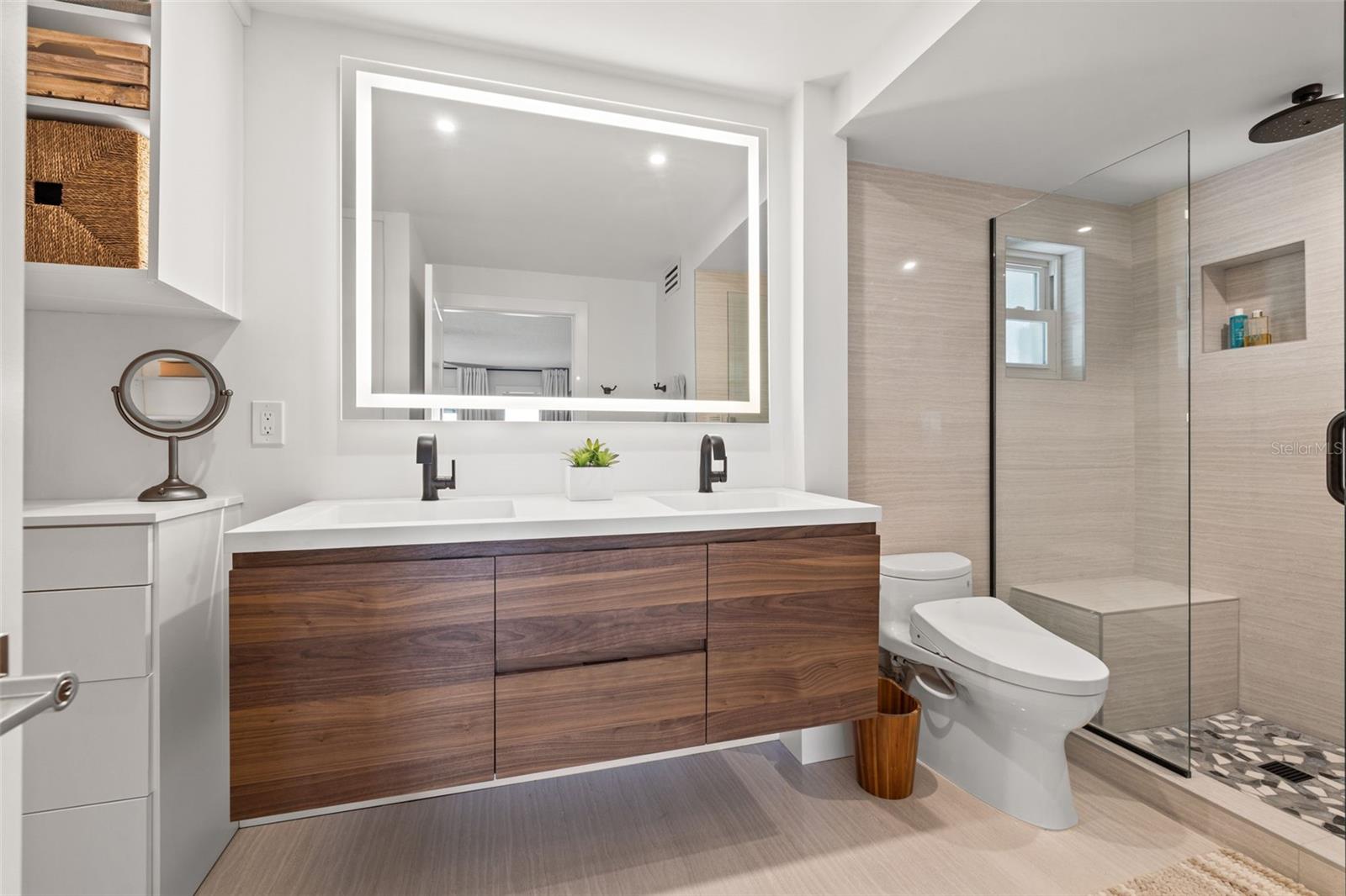 Primary en suite bathroom