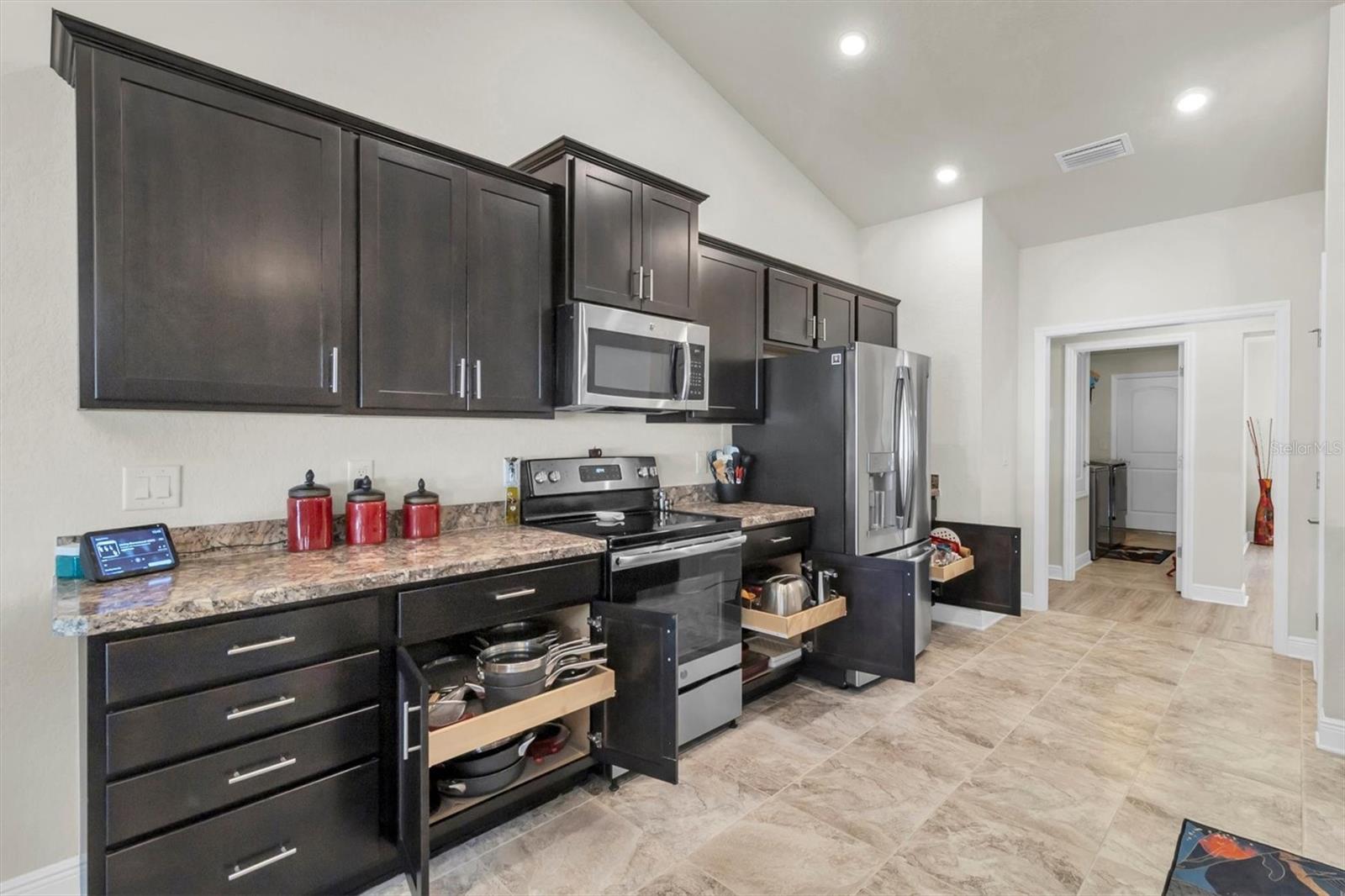 Pull out drawers for additional storage